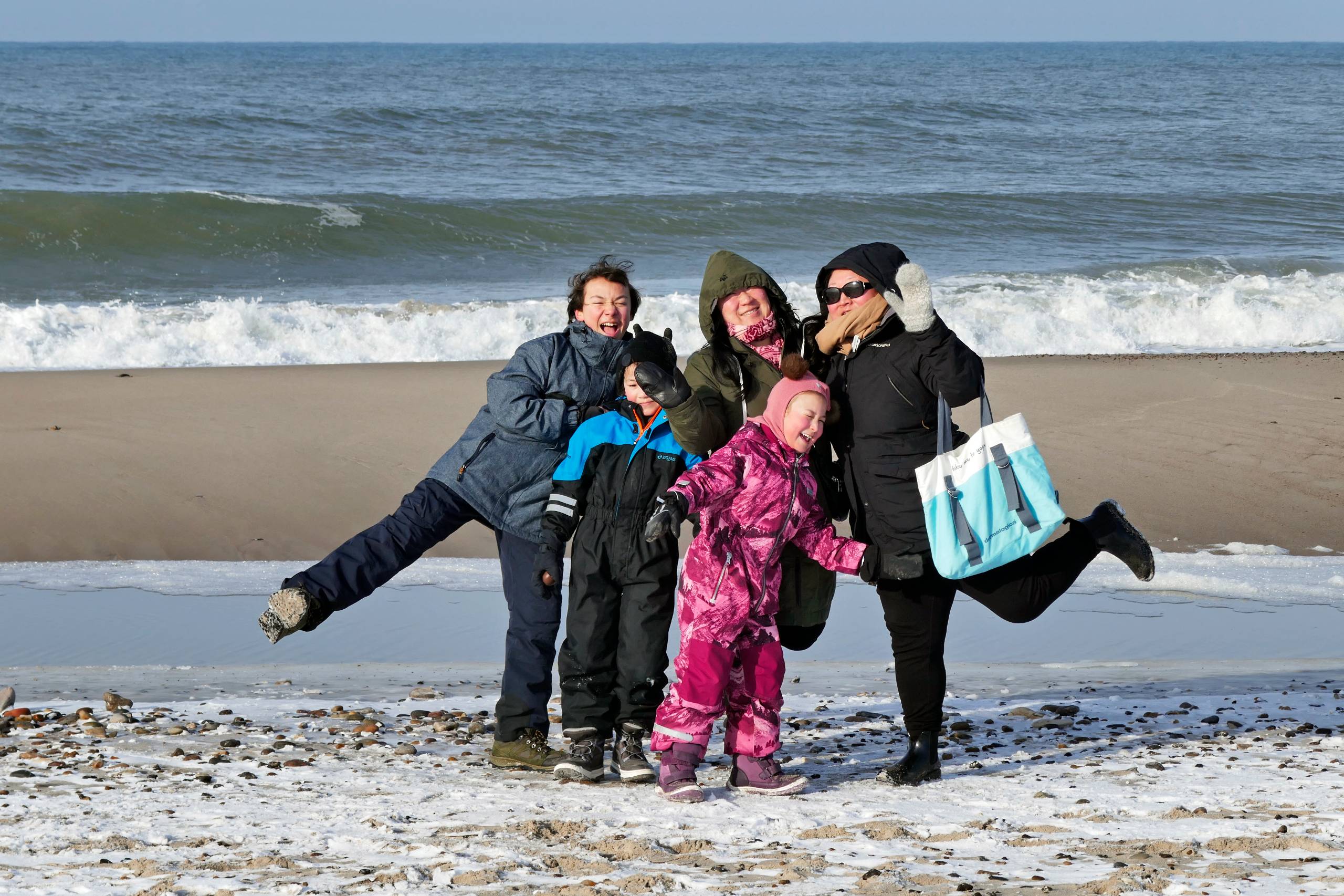 På stranden